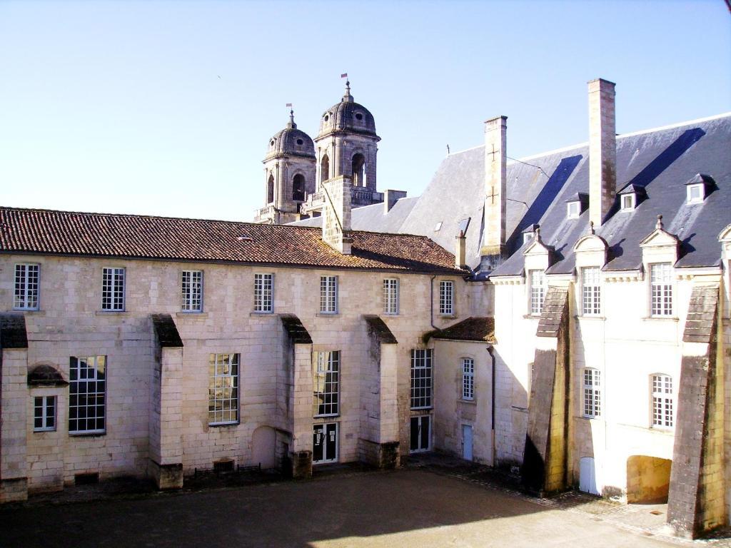 Abbaye Royale Hotel Saint-Jean-dʼAngély Exterior foto
