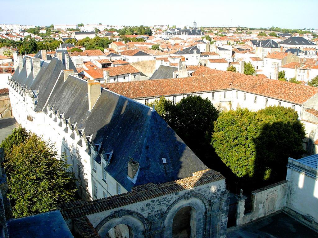Abbaye Royale Hotel Saint-Jean-dʼAngély Exterior foto