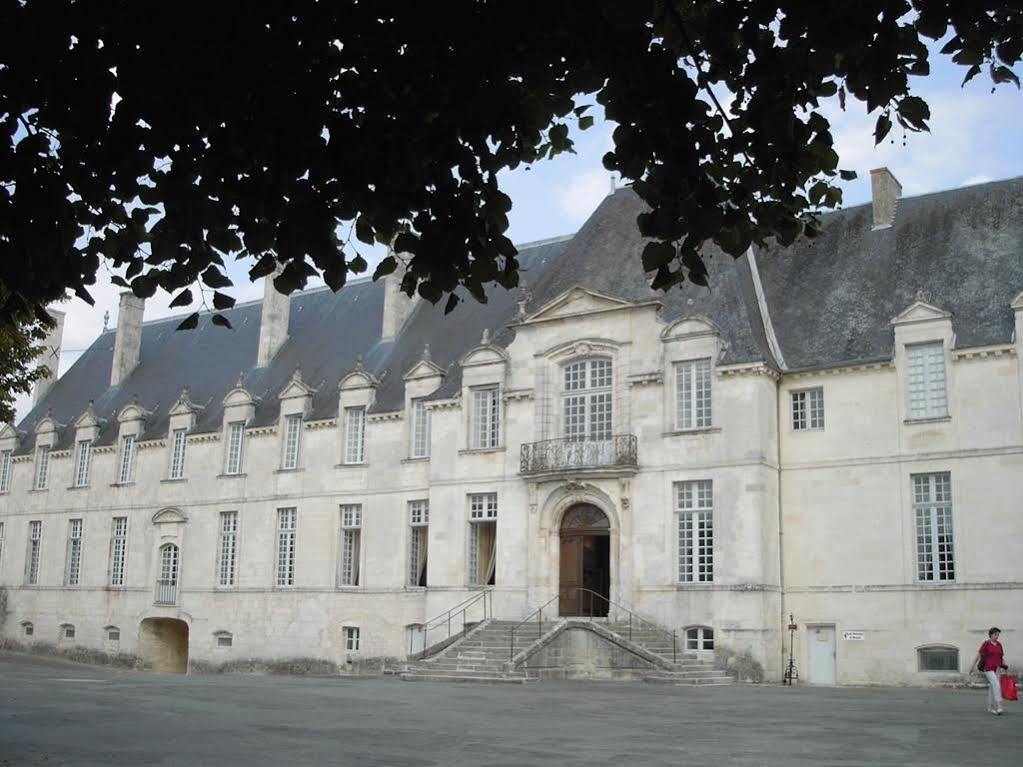Abbaye Royale Hotel Saint-Jean-dʼAngély Exterior foto